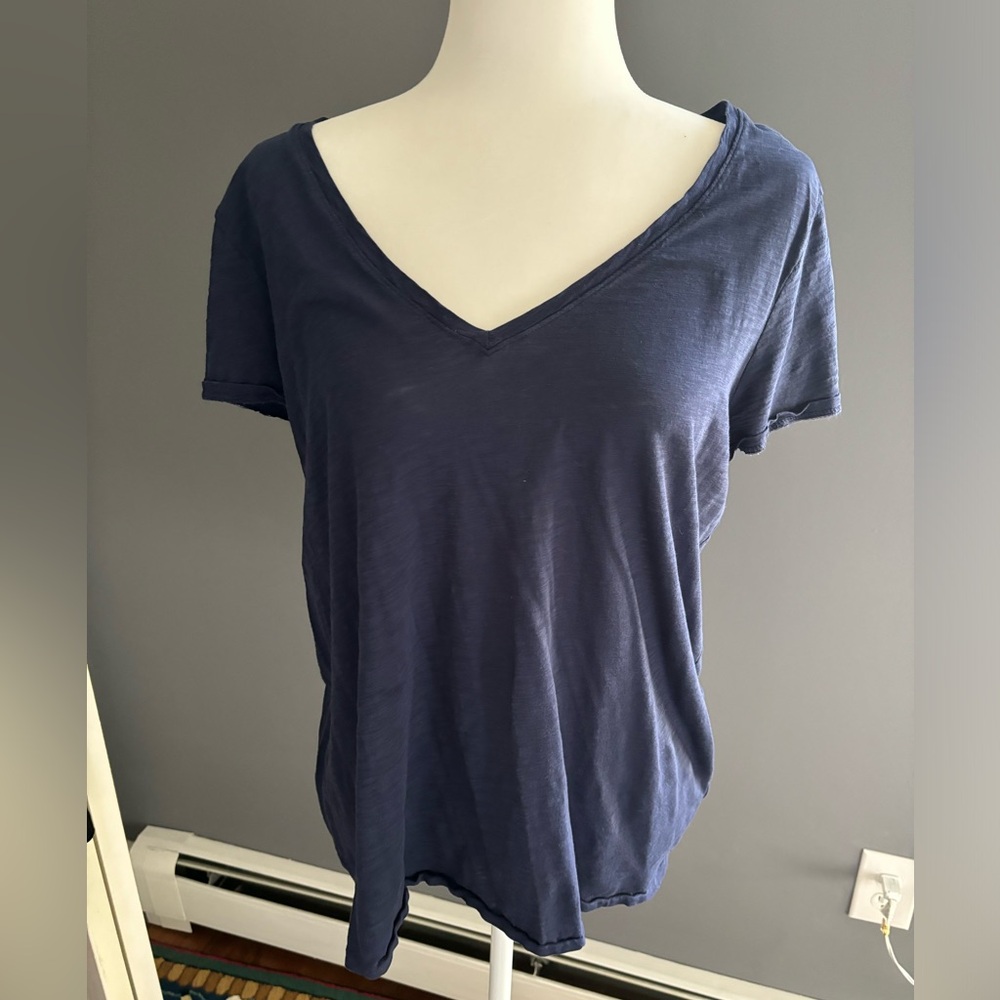 Lilly Pulitzer Halee V neck shirt in Navy. Sz L